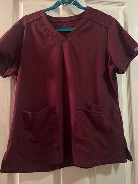 V-neck Medical Scrub Top in Burgundy